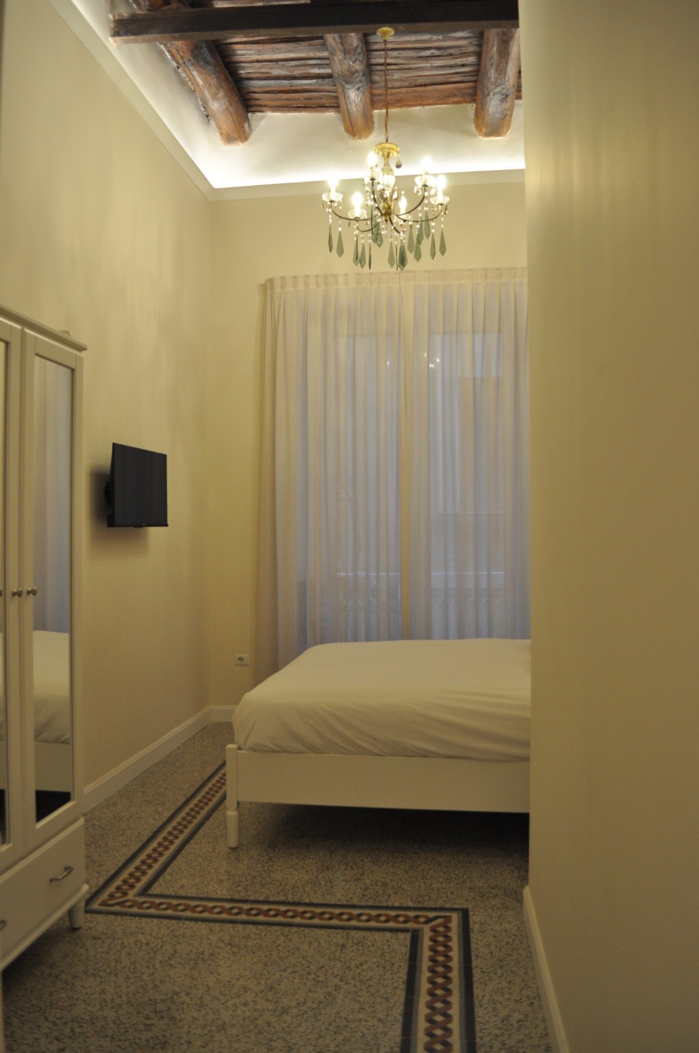 Camera e soffitto ligneo