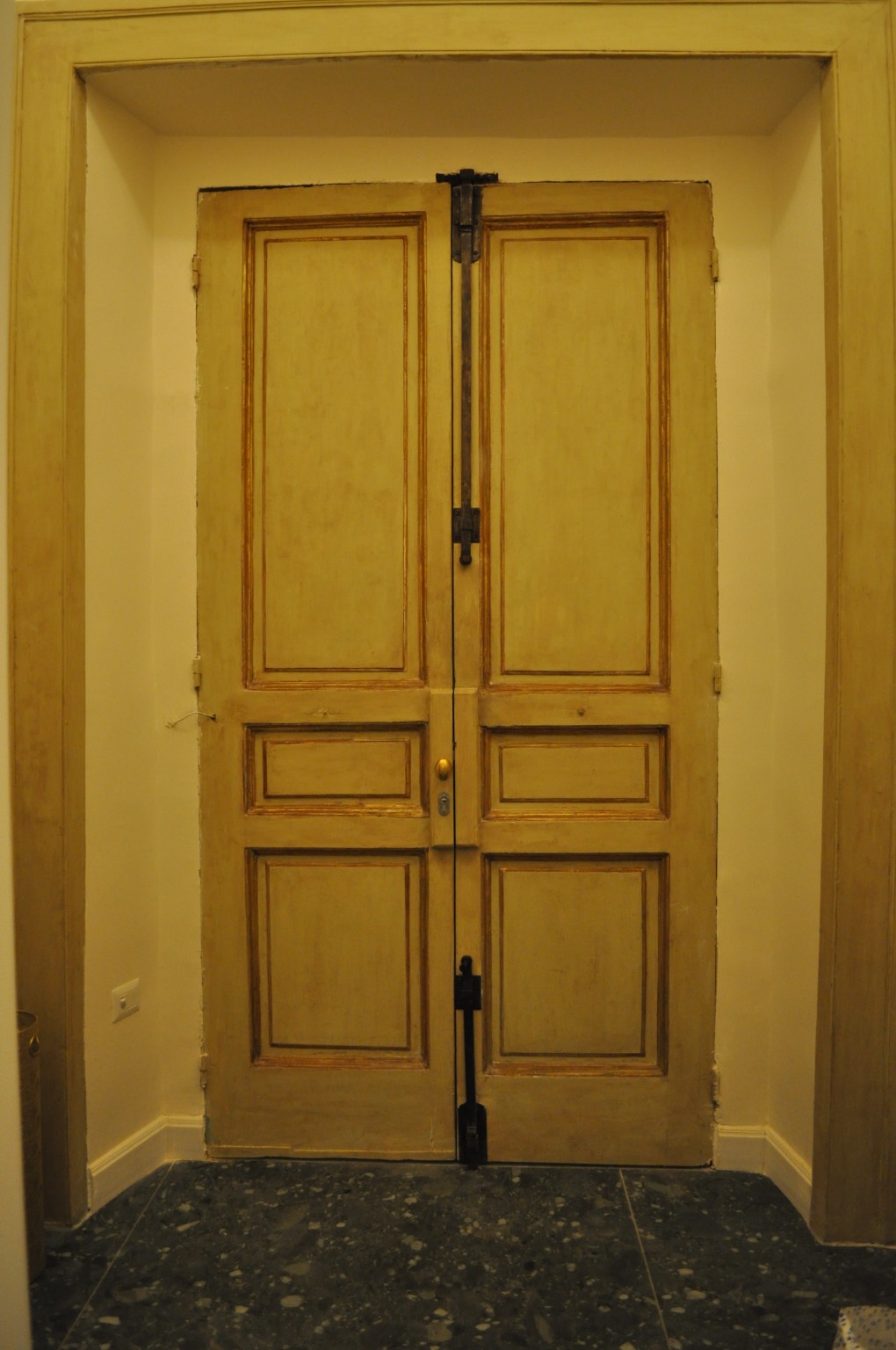 Porta storica della casa