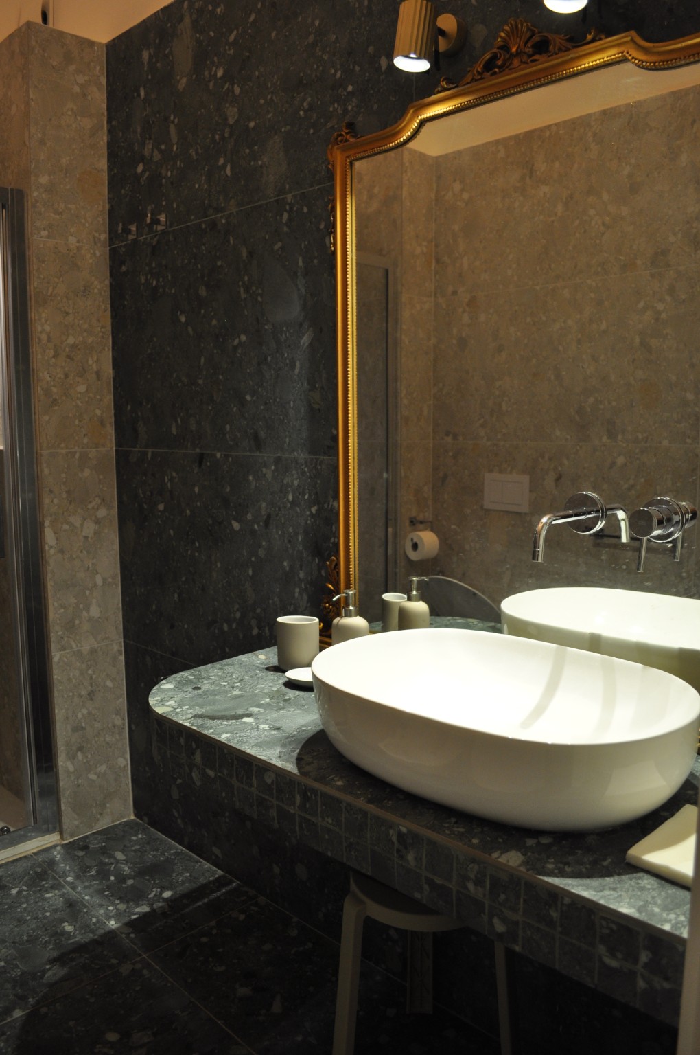 Bagno privato in pietra