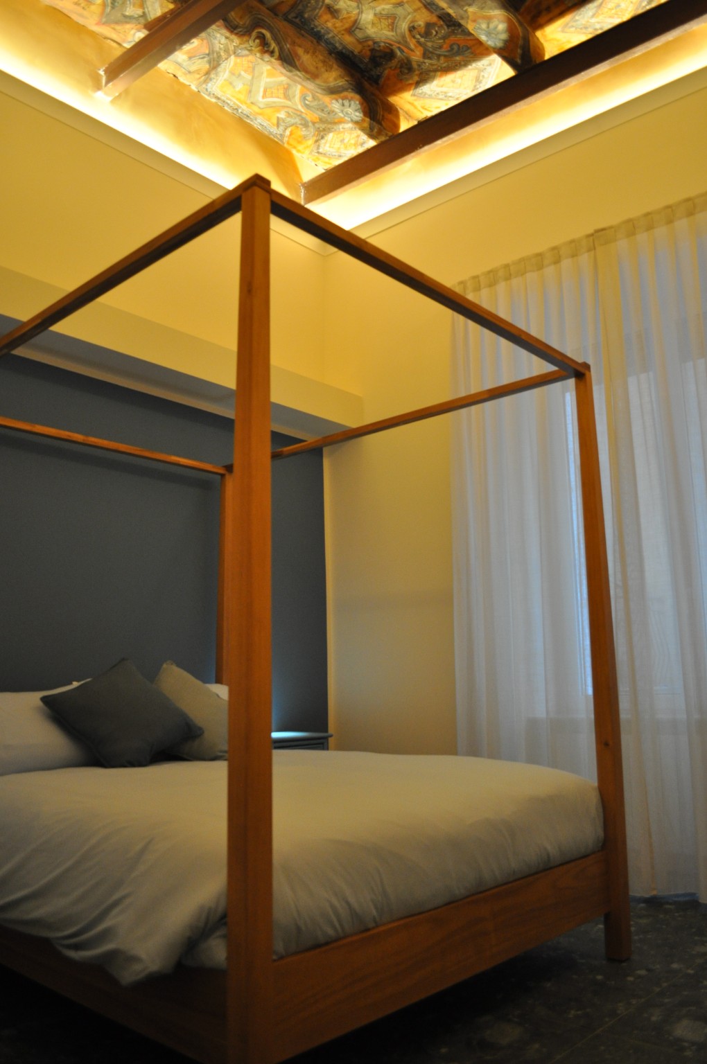 Letto a baldacchino e soffitto storico