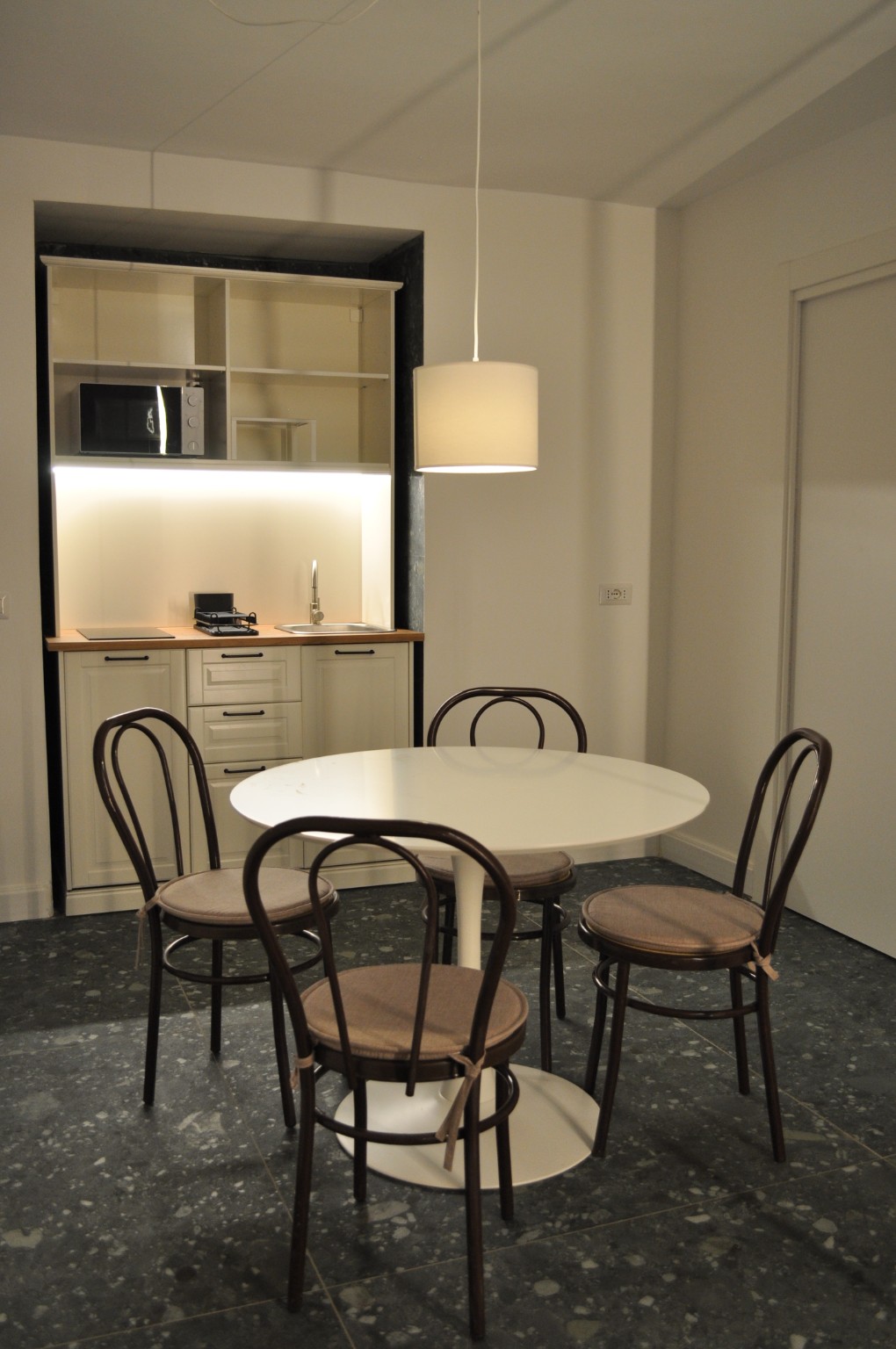 Spazio comune con tavolo e cucina